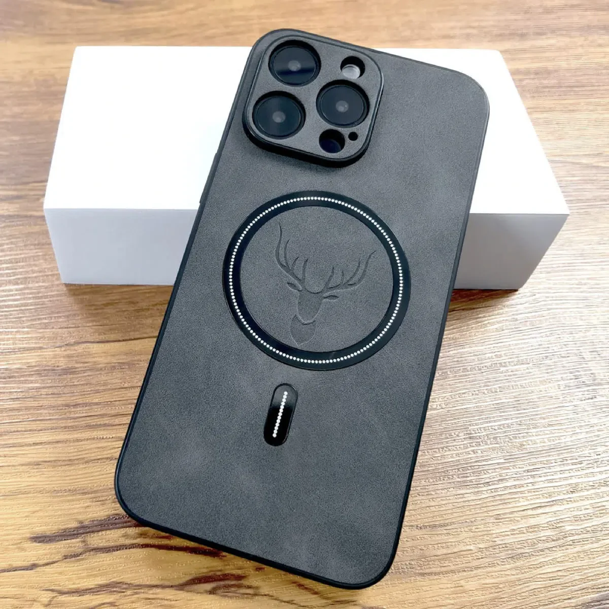 elk-iphone-16-pro-max-oliver-black-4