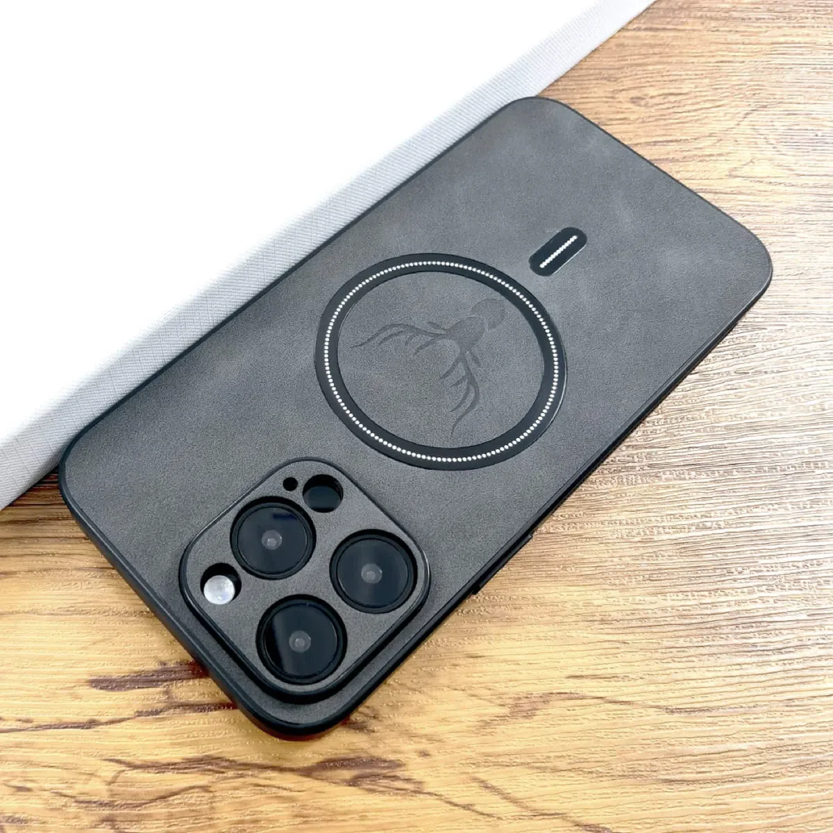 elk-iphone-16-pro-max-oliver-darkbrown-9